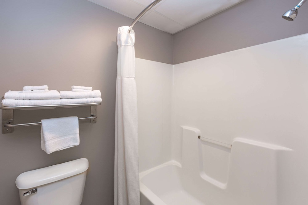 Suite, 1 King Bed, Hot Tub - Photo 4