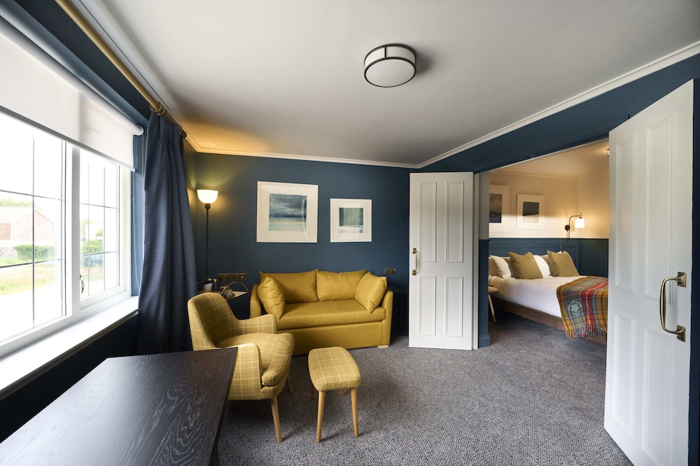 Superior Suite, 1 King Bed, Garden View