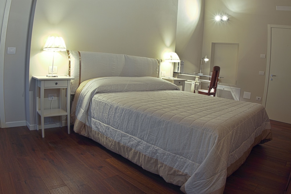 Double Room, 1 Queen Bed photo 1