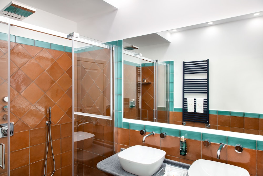 Junior Double or Twin Room, Sea View - Photo 9