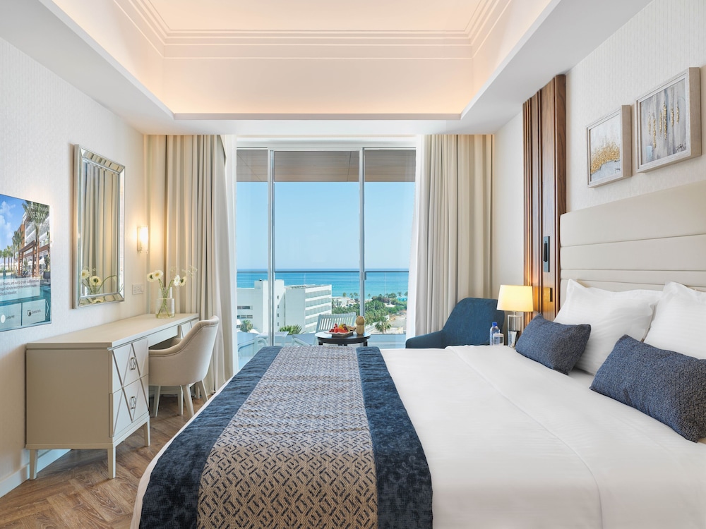 Junior Suite, Pool View - Photo 3