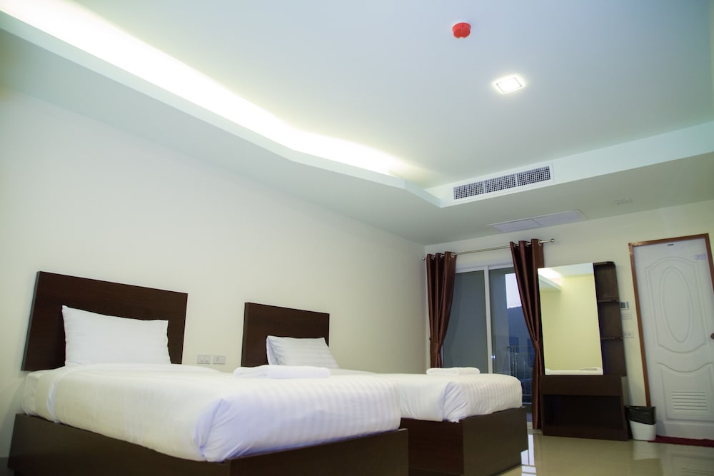 Superior Twin Room, Pool View photo 2