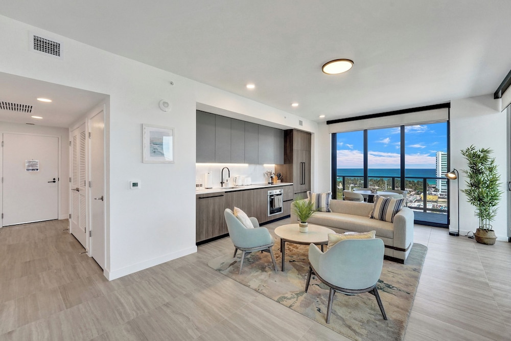 Luxury 2 Bedroom with Balcony, Direct Ocean views