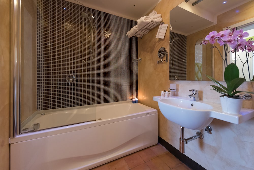 Classic Double Room, Jetted Tub, Partial Sea View - Photo 13