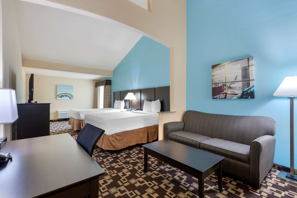 Junior Suite, 1 King Bed, Non Smoking, Refrigerator & Microwave - Photo 1