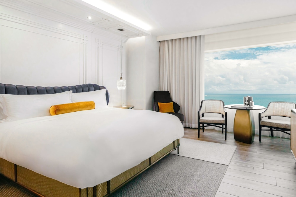 Room, 1 King Bed, Partial Ocean View - Photo 1