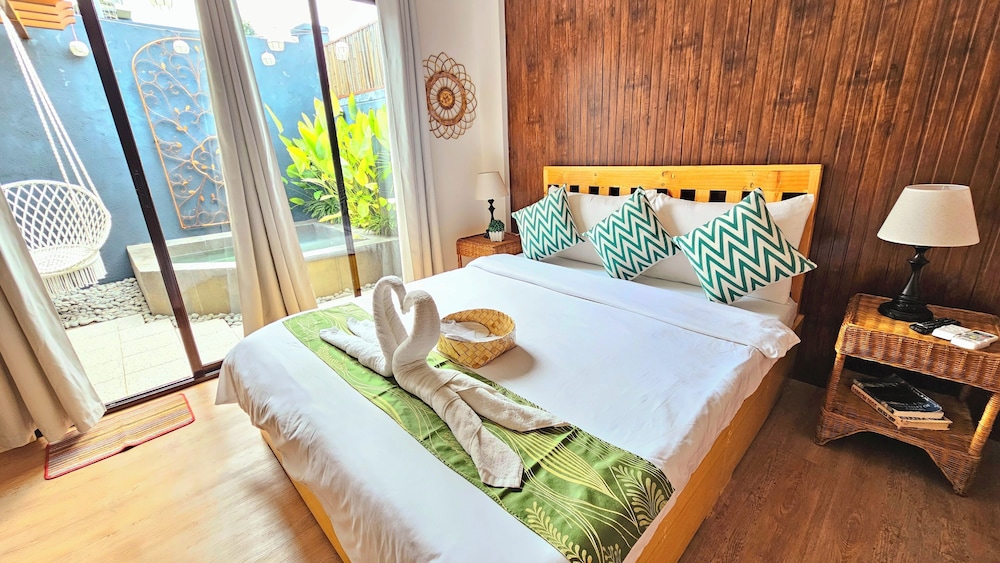 Superior Quadruple Room, Pool View