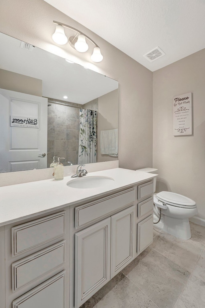 Navy Room, Shared Bath photo 2