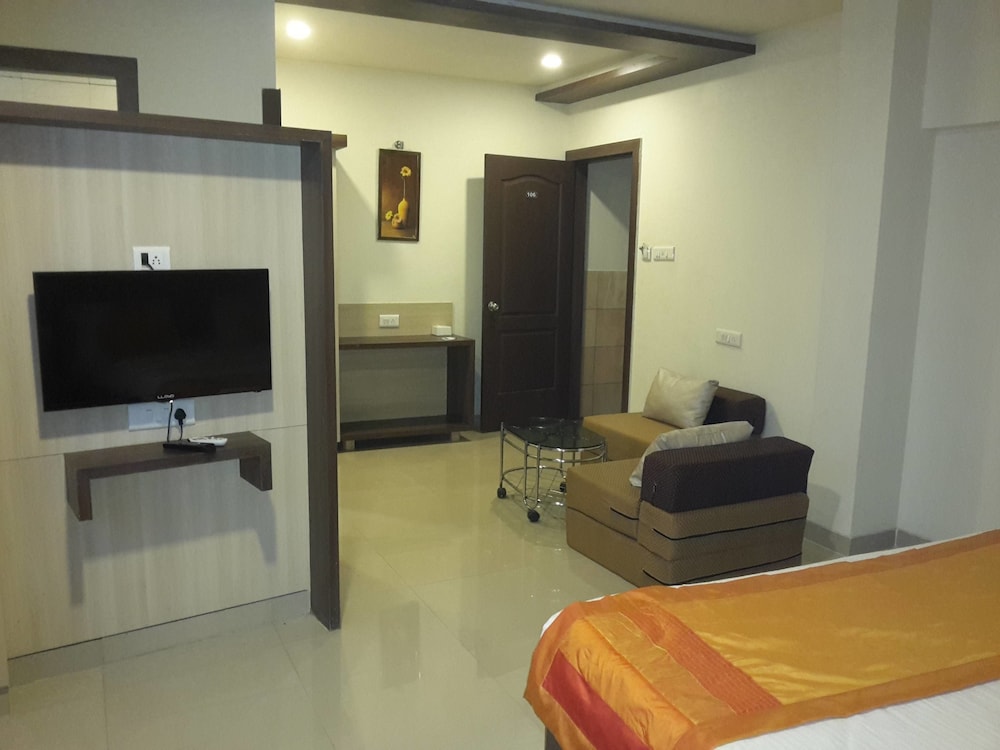 Deluxe Room, 1 Queen Bed photo 3