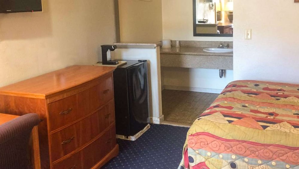 Standard Room, 2 Double Beds, Non Smoking - Photo 13