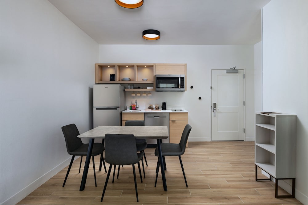 Suite, 1 Bedroom - Photo 4