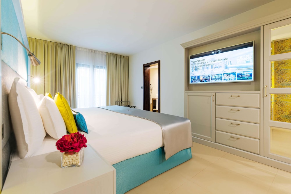 Comfort Room (Atrium View) - Photo 4