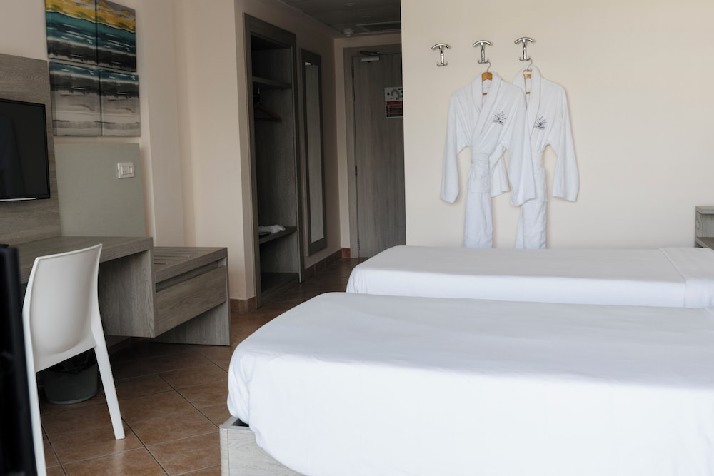 Standard Double or Twin Room, Balcony, Pool View - Photo 5