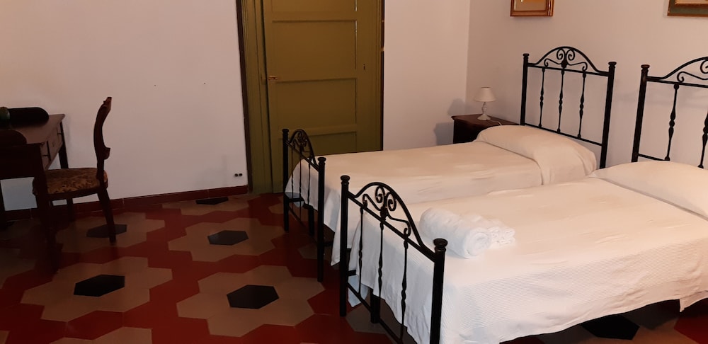 Room, Garden View