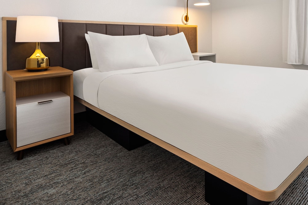 Studio, 1 Queen Bed with Sofa bed (Hearing Accessible) photo 3