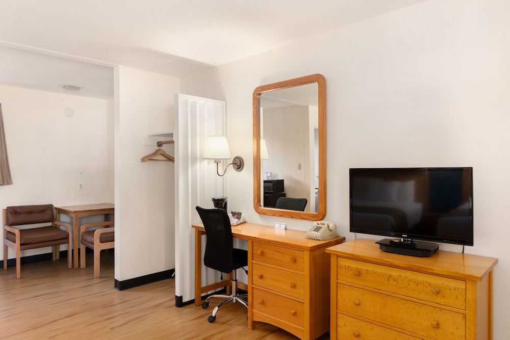 Room, 2 Queen Beds, Poolside, Pet Friendly photo 3
