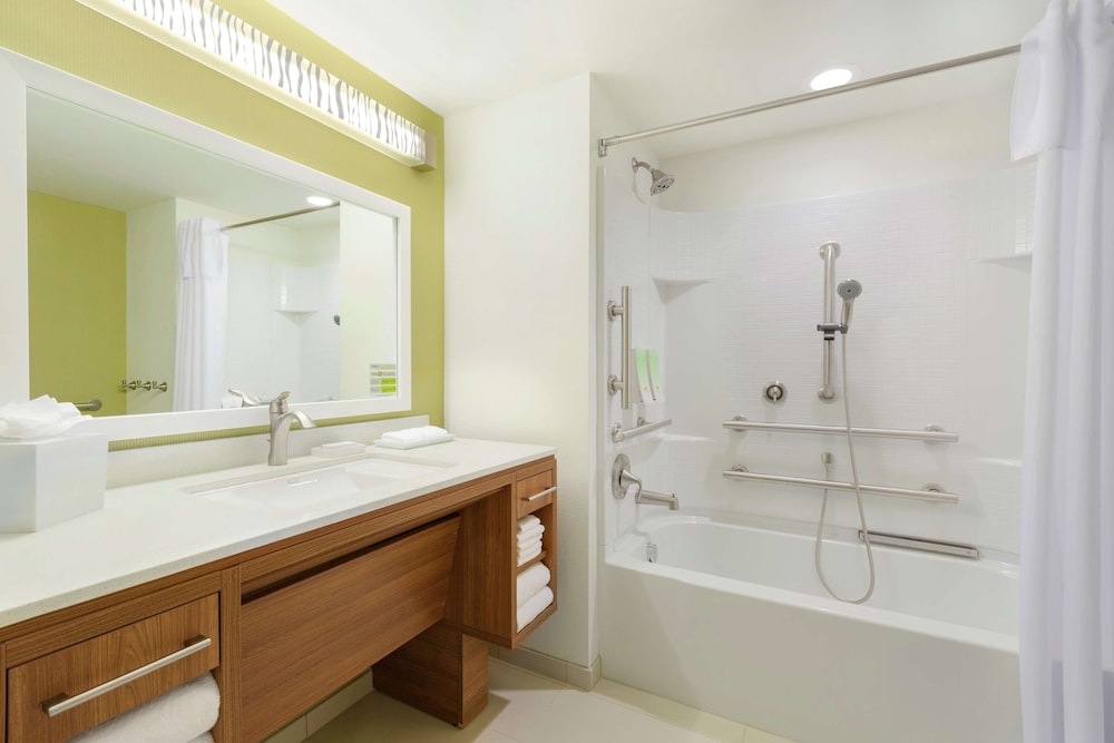 Suite, 1 King Bed, Accessible, Bathtub photo 3