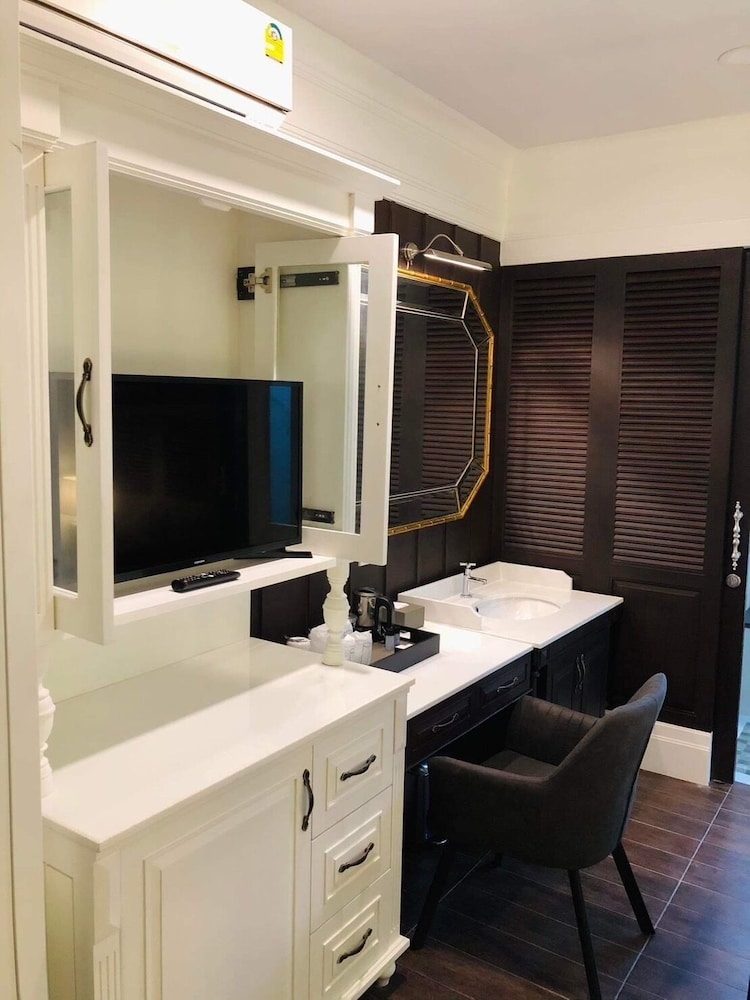 Standard Double or Twin Room - Photo 10