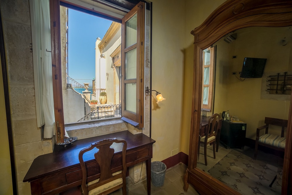Classic Double Room, Partial Sea View