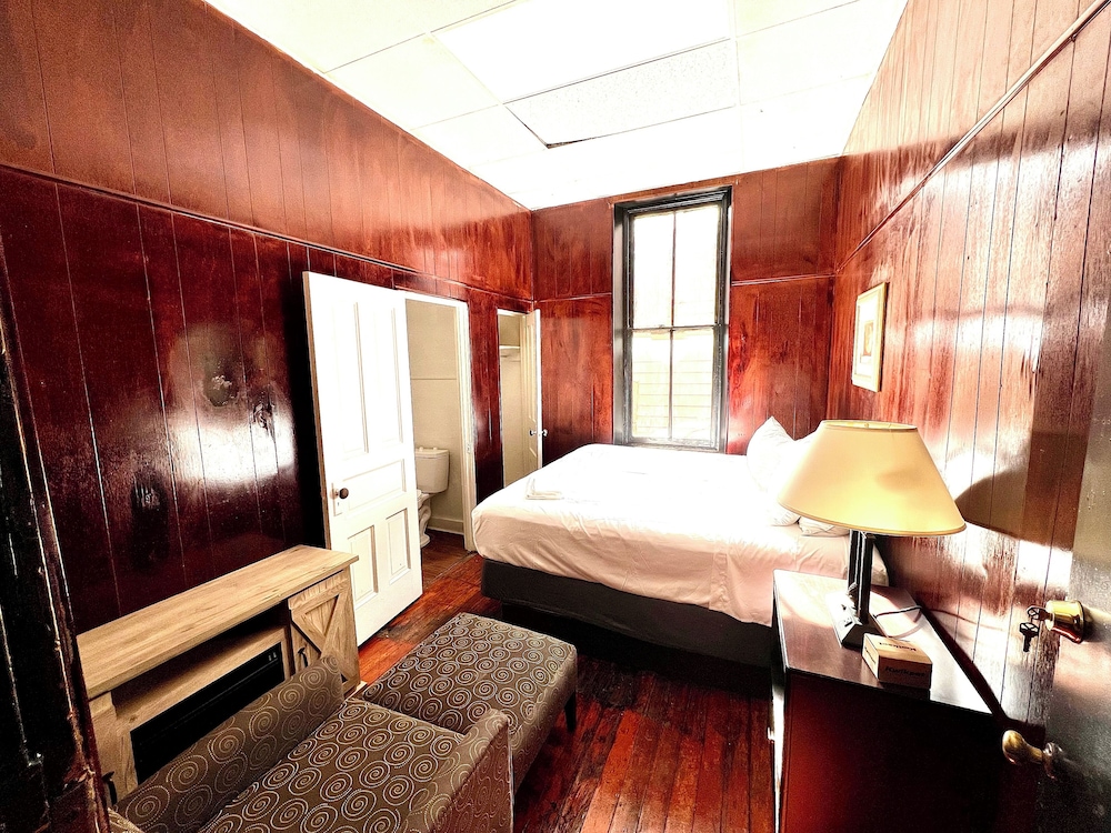 Standard King Room - Cabin Suite photo 1