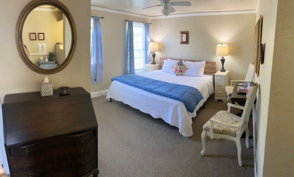 Comfort Room, 1 King Bed (Room 4)