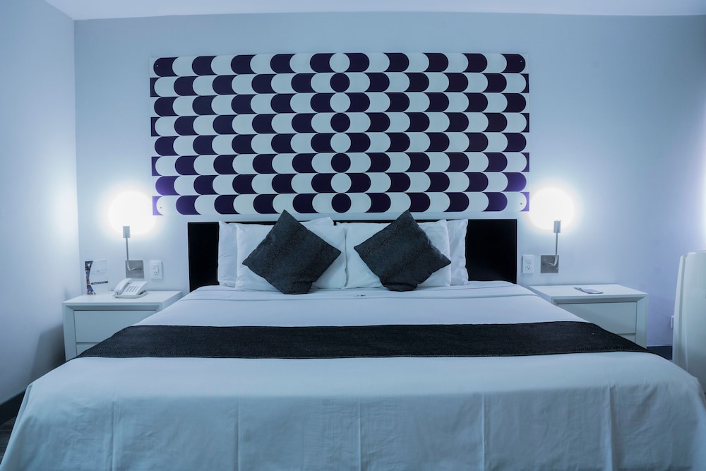 Basic Room, 1 King Bed - Photo 1