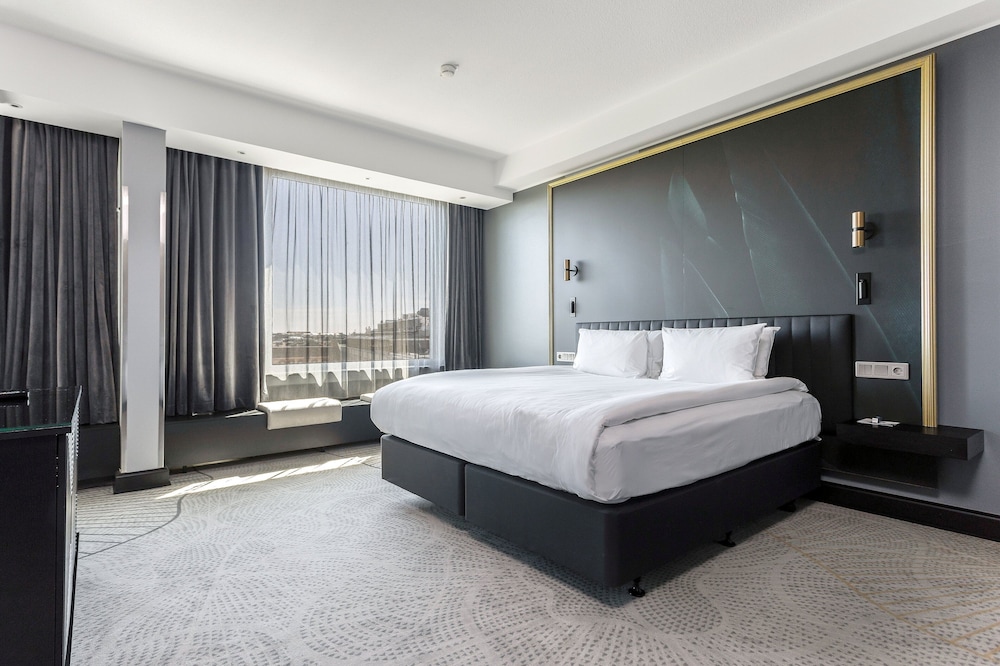 Suite, 1 King Bed, Club Lounge Access (Living Dining Area)