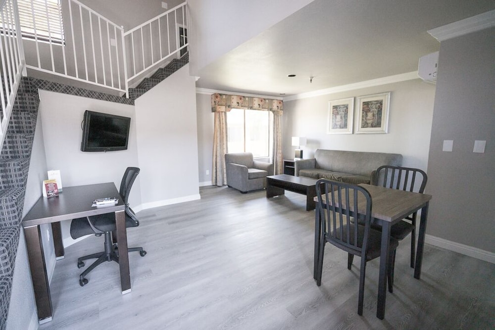 Crown 2 Story Suite With Loft King Bed (extended)