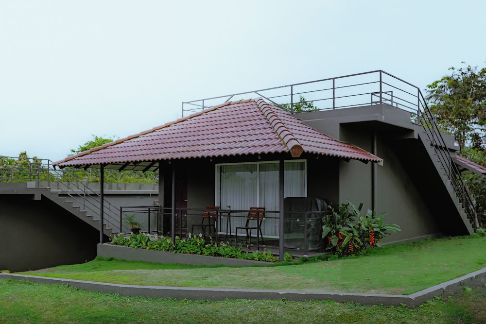 Honeymoon Cottage with Jacuzzi - Photo 3