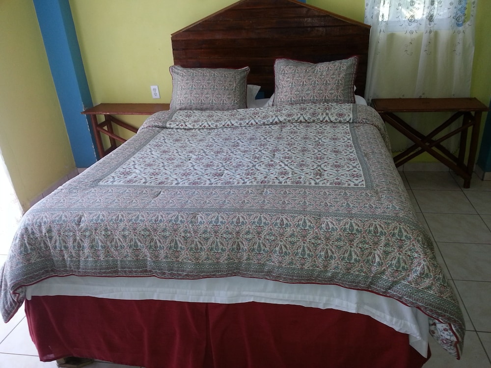 Standard Room, 1 Queen Bed photo 3
