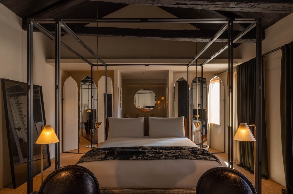 Postvenetian De Luxe