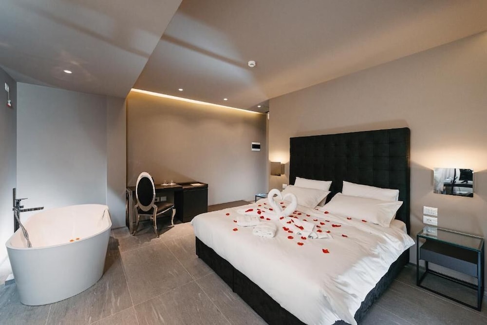 Deluxe Double Room, Bathtub