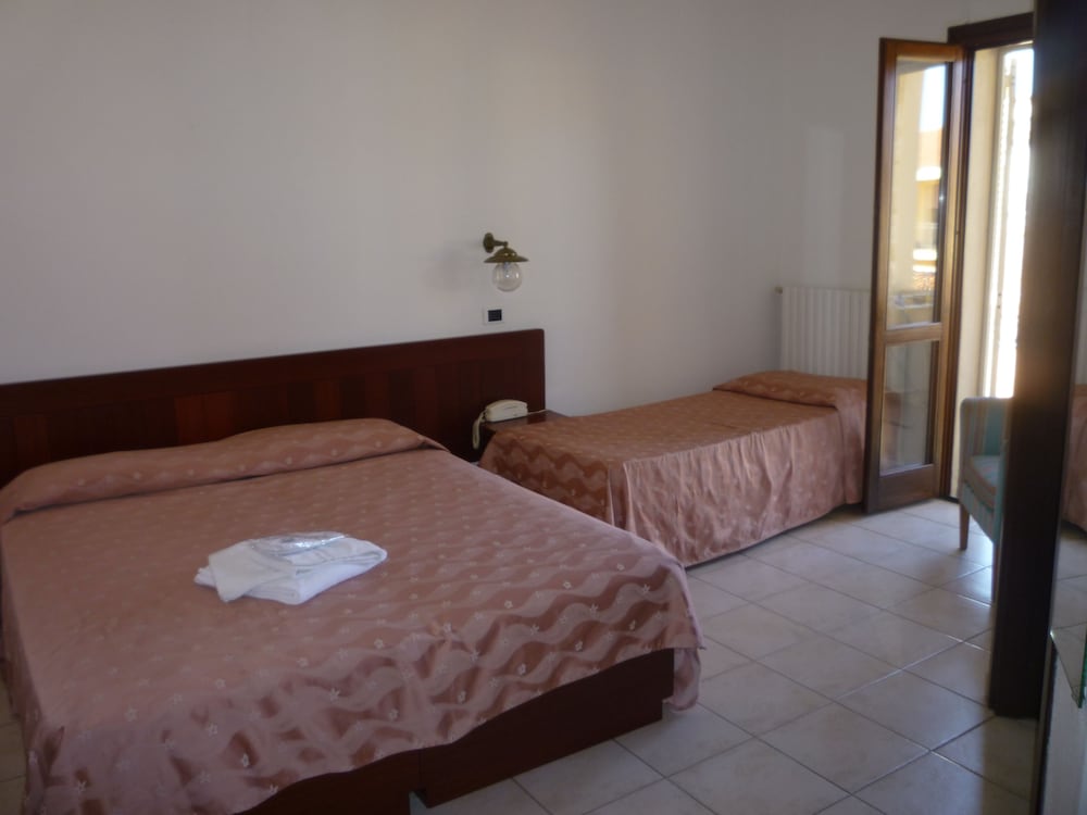 Classic Double Room Single Use, Private Bathroom, Tower photo 3