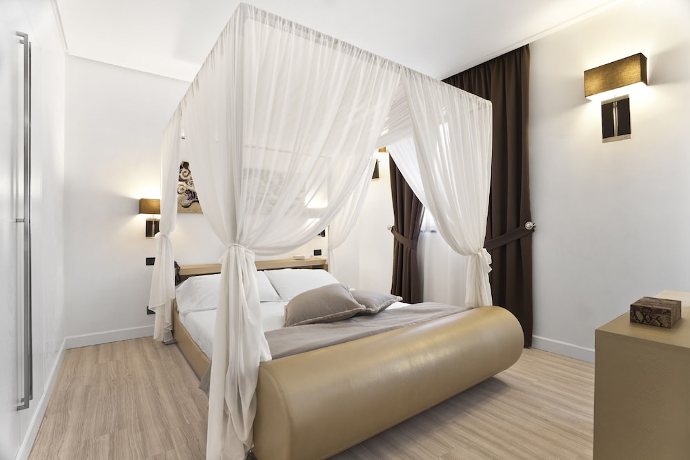 Deluxe Suite, 1 Queen Bed, Hot Tub - Photo 1