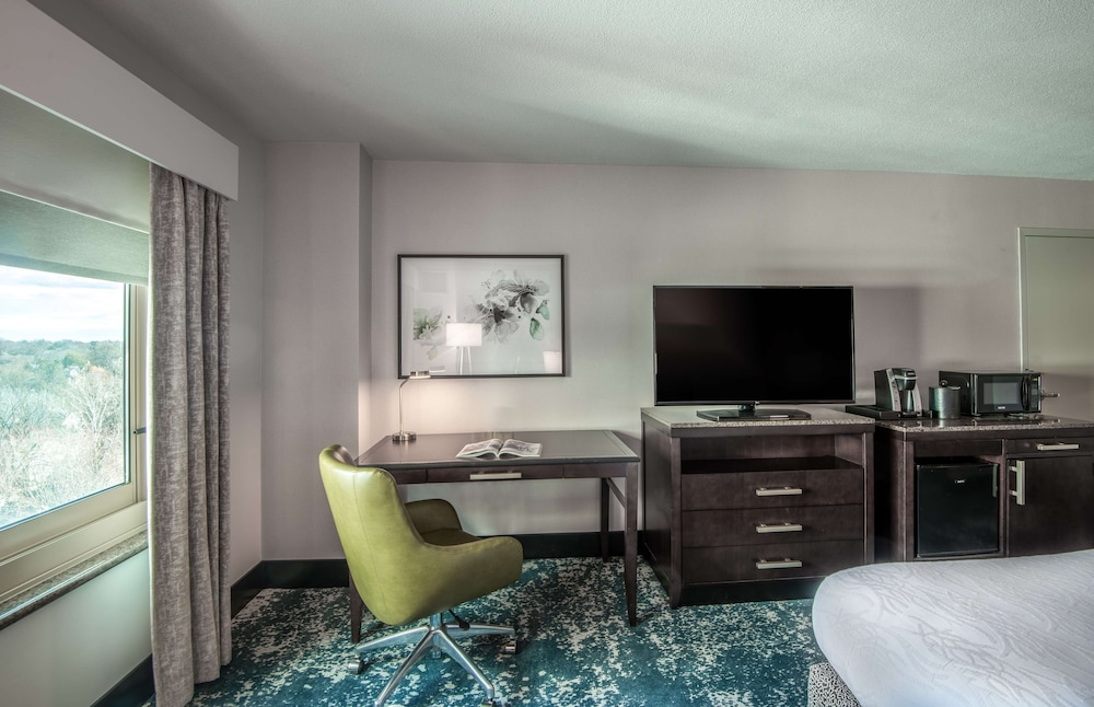 Room, 1 King Bed (With Drinks-Snacks) - Photo 3
