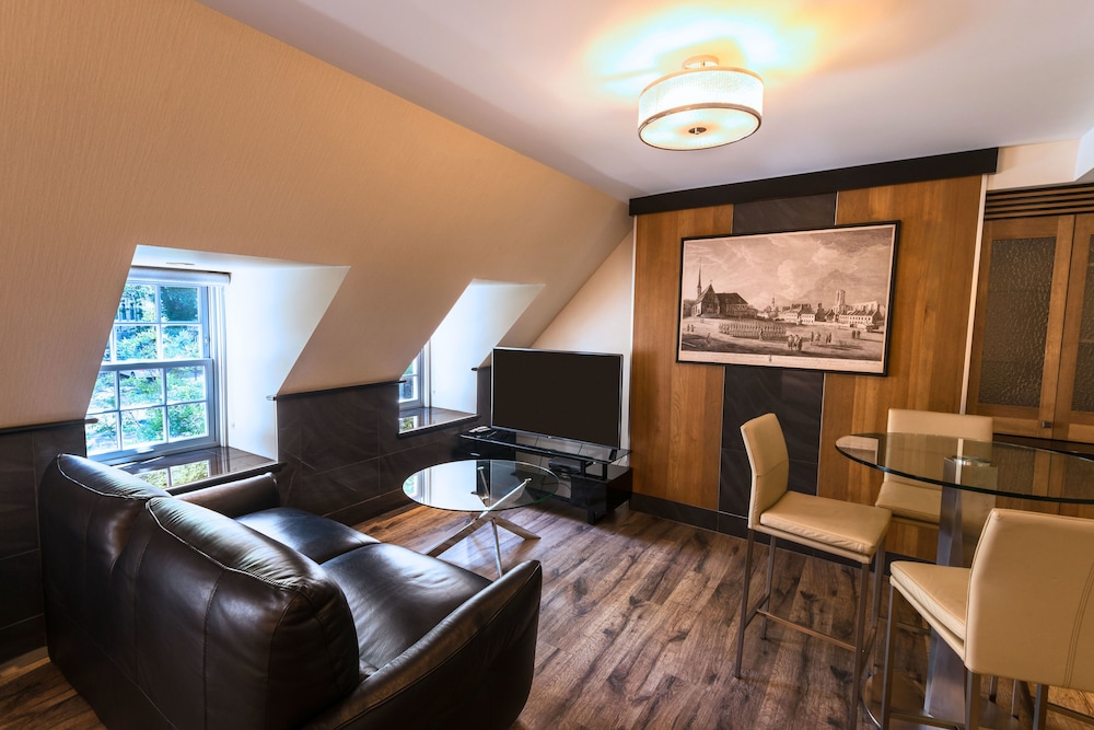 Deluxe Suite, 1 King Bed with Sofa bed, Park View photo 3