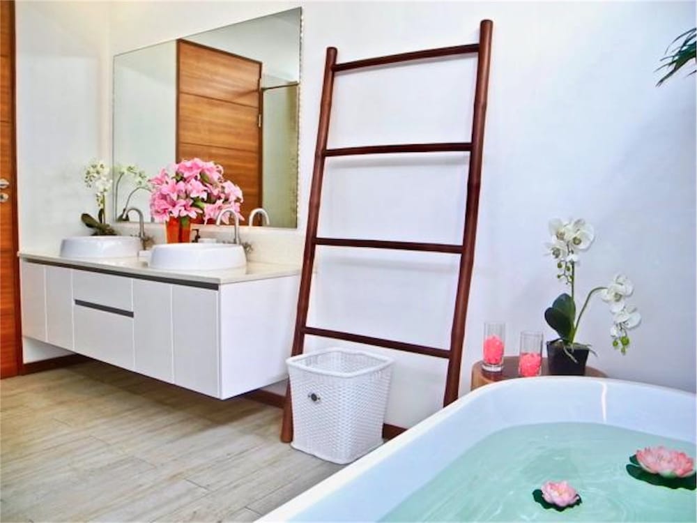 Villa, 3 Bedrooms, Poolside photo 3