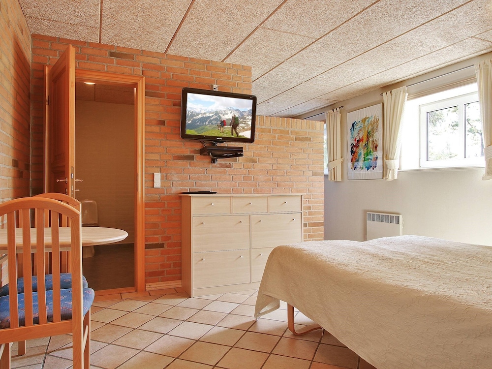Suite, Ensuite photo 2