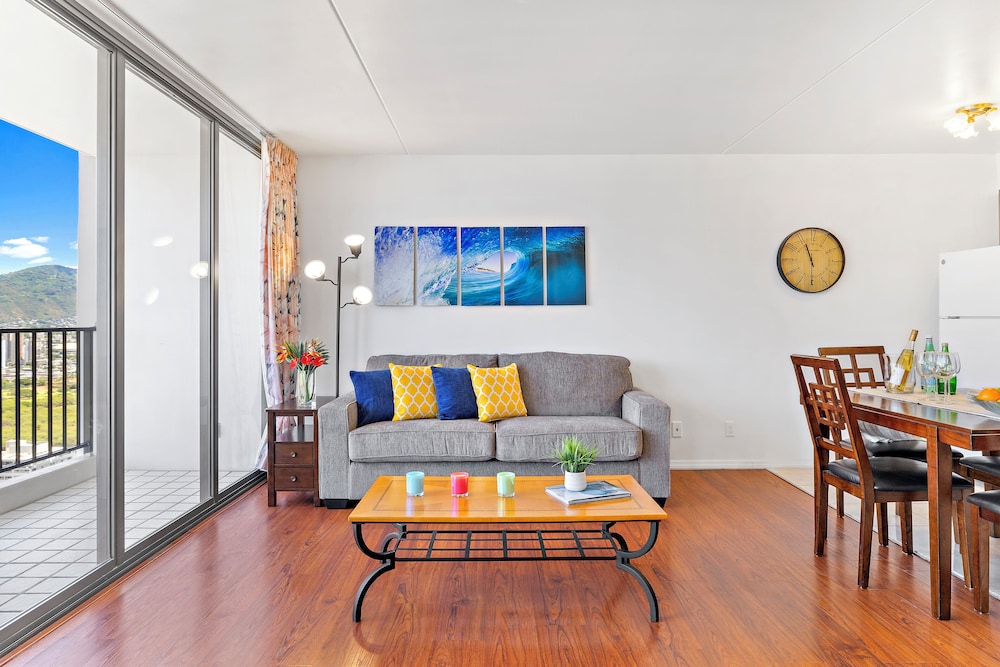 High Floor Ocean View Condo (King Bed and Parking): City Condo, 1 Bedroom, Balcony, Ocean View (0076) photo