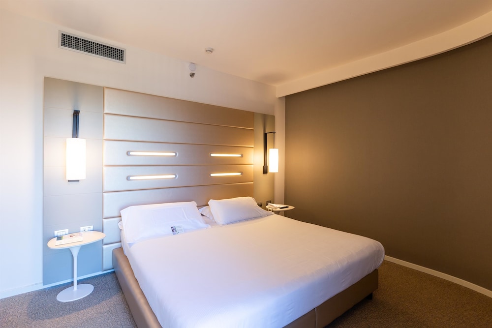 Standard Room, Multiple Beds - Photo 2