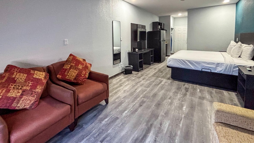 Standard Suite, 1 King Bed, Non Smoking, Kitchenette