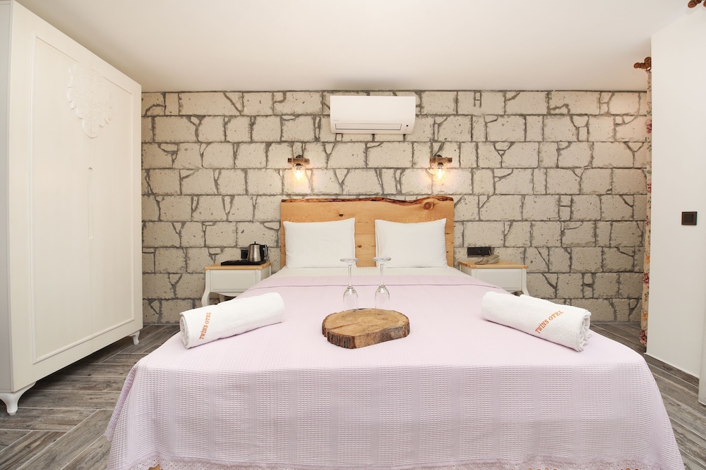 Stone Room with Balcony photo 3