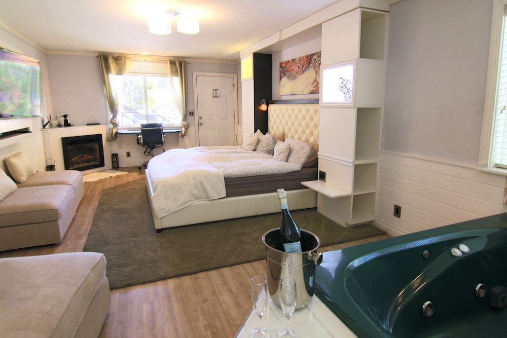 Romantic Room with AC/ Heating & Spa