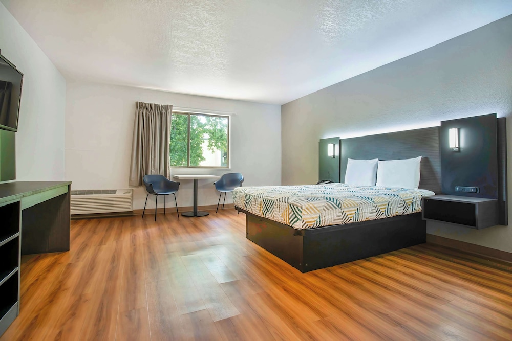 Standard Room, Multiple Beds, Non Smoking - Photo 2
