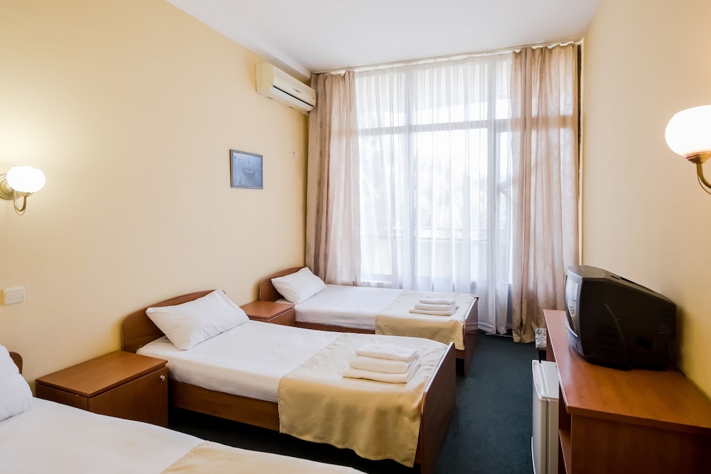 Economy Triple Room photo 1