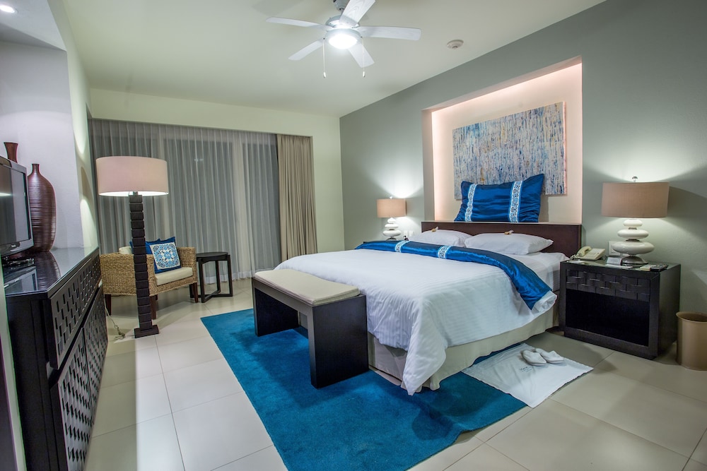 Two-Bedroom Suite 1 King Bed with 2 Double beds - Photo 2