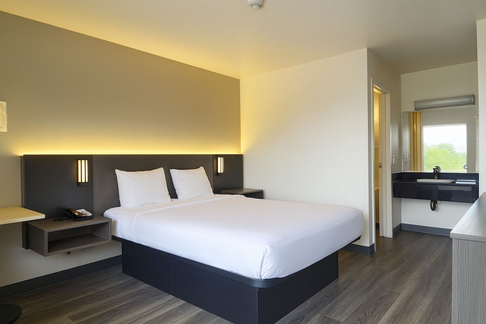 Standard Room, 1 Queen Bed, Non Smoking photo 1