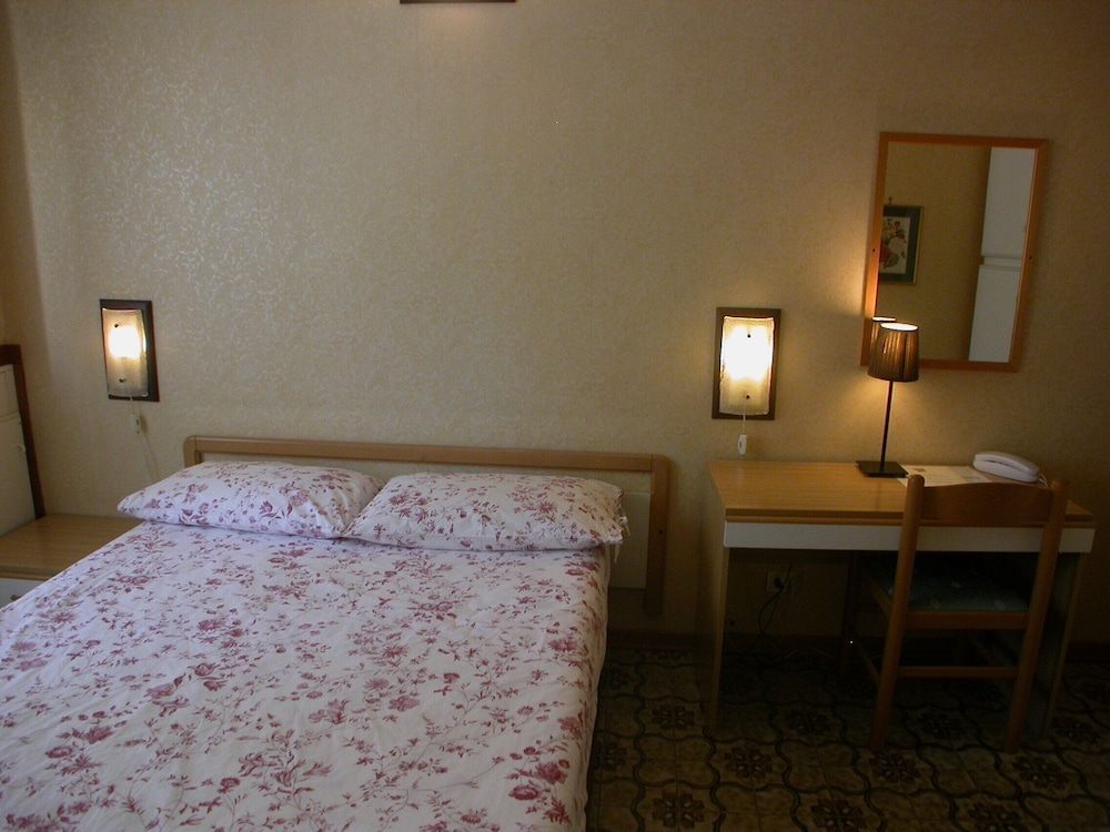 Single Room, 1 Queen Bed photo 1
