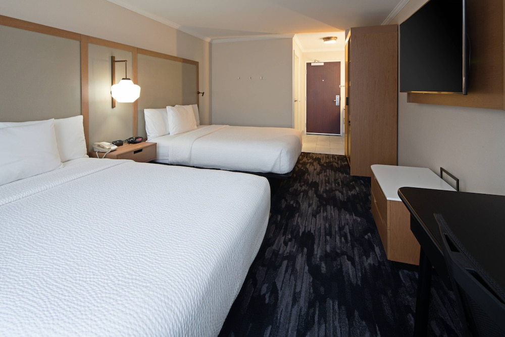 Room, 2 Queen Beds (Mobility Accessible, Tub) photo 2