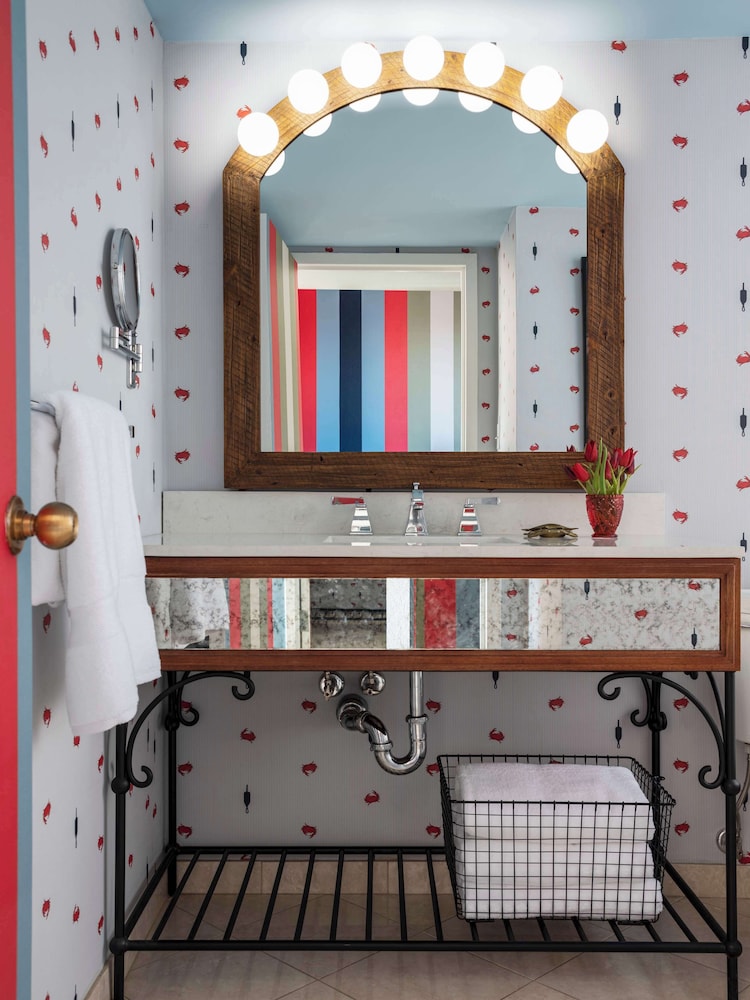 Junior Suite, 1 King Bed, Bathtub (Mobility & Hearing) - Photo 17